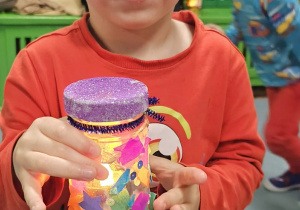 Dzieci pokazują zrobione lampiony.