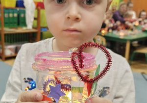 Dzieci pokazują zrobione lampiony.