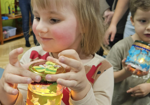 Dzieci pokazują zrobione lampiony.