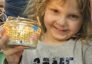 Dzieci pokazują zrobione lampiony.