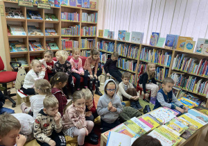 Dzieci słuchają czytankę bajki