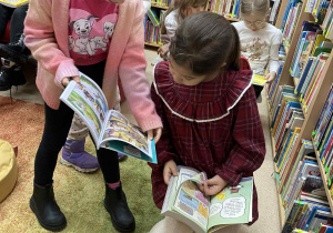 Dzieci oglądają książki