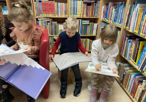 Dzieci oglądają książki