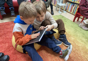 Dzieci oglądają książki