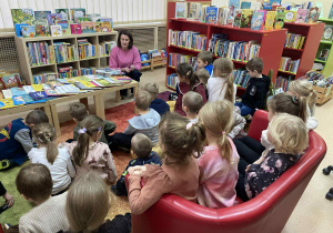 Dzieci słuchają czytankę bajki