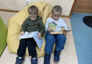 Dzieci oglądają książki