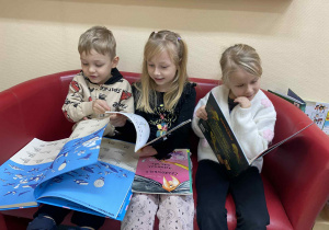 Dzieci oglądają książki