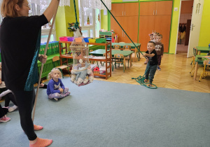 dzieci wyciągają sieć z rybami przeciągając linę.