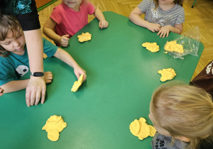 Dzieci lepią rybkę z masy plastycznej