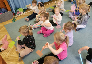 Dzieci wiosłują za pomocą łapek na muchy