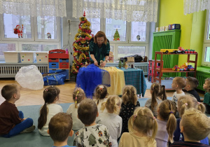 Dzieci oglądają przedstawienie