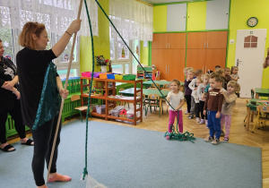 dzieci wyciągają sieć z rybami przeciągając linę.