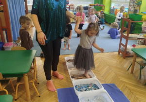 Dziewczynka przechodzi przez sensoryczny tor przeszkód