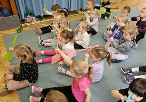 Dzieci wiosłują za pomocą łapek na muchy