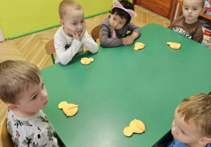 Dzieci lepią rybkę z masy plastycznej