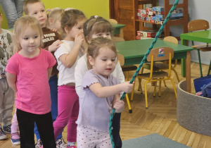 dzieci wyciągają sieć z rybami przeciągając linę.