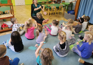 Dzieci wiosłują za pomocą łapek na muchy