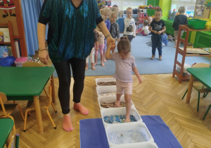 Dziewczynka przechodzi przez sensoryczny tor przeszkód