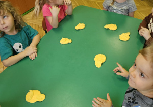 Dzieci lepią rybkę z masy plastycznej