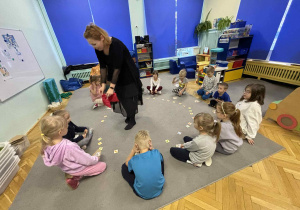 dzieci dopasowują klucze do odpowiednich otworów,