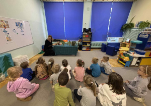 dzieci oglądają bajkę „Jaś i Małgosia”