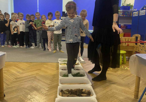 dzieci przechodzą po ścieżce sensorycznej z tworzywa przyrodniczego