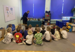 dzieci oglądają bajkę „Jaś i Małgosia”