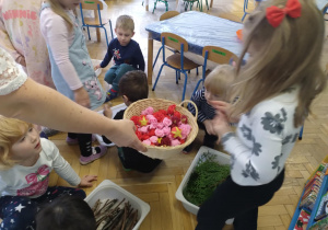 Dzieci na ścieżce sensorycznej