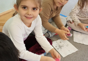 Dzieci trzymają zamrożone serduszko w dłoni