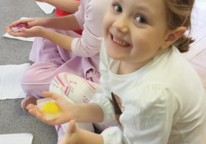 Dzieci trzymają zamrożone serduszko w dłoni