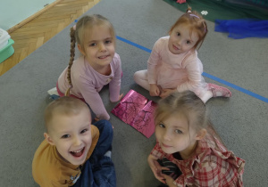 Dzieci układają lustrzane puzzle, które tworzą sceny z Królowej Śniegu