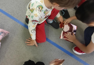 Dzieci układają lustrzane puzzle, które tworzą sceny z Królowej Śniegu