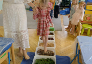 Dzieci na ścieżce sensorycznej