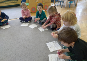 Dzieci trzymają zamrożone serduszko w dłoni