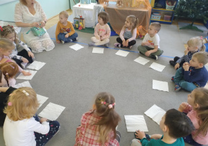 Dzieci trzymają zamrożone serduszko w dłoni