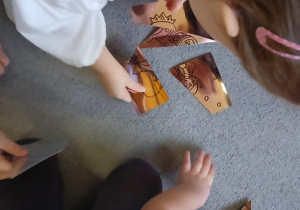 Dzieci układają lustrzane puzzle, które tworzą sceny z Królowej Śniegu