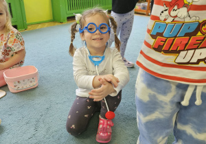 dzieci pozują do zdjęcia z prezentami od Świętego Mikołaja