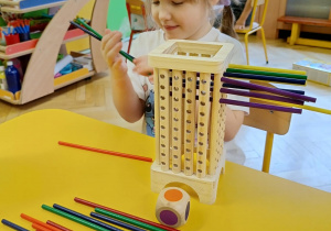 dzieci pozują do zdjęcia z prezentami od Świętego Mikołaja