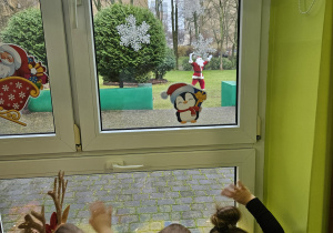 Mikołaj wręczający worki z prezentami dla dzieci