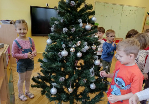 dzieci ubierają choinkę