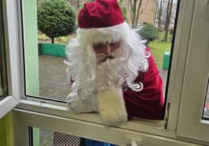 Mikołaj wręczający worki z prezentami dla dzieci