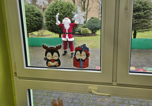 Mikołaj wręczający worki z prezentami dla dzieci