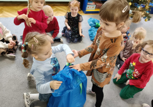 dzieci rozpakowują prezenty od Świętego Mikołaja