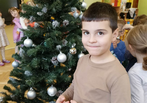 dzieci ubierają choinkę
