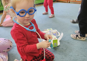 dzieci pozują do zdjęcia z prezentami od Świętego Mikołaja