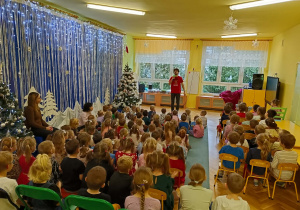 dzieci siedzą w sali, słuchają opowieści Pana Jacka