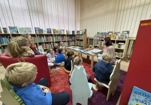 dzieci słuchają czytanej przez p. Małgosię książki o zwyczajach świątecznych,