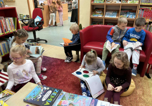 dzieci oglądają książki o różnej tematyce