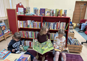 dzieci oglądają książki o różnej tematyce