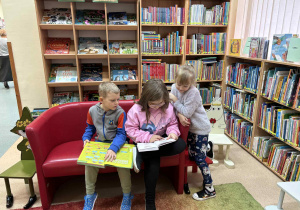 dzieci oglądają książki o różnej tematyce